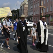 Na czele pielgrzymki przy wyjściu ze Świdnicy stanęli bp Ignacy Dec wraz z ks. Krzysztofem Iwaniszynem, nowym przewodnikiem głównym pielgrzymki.