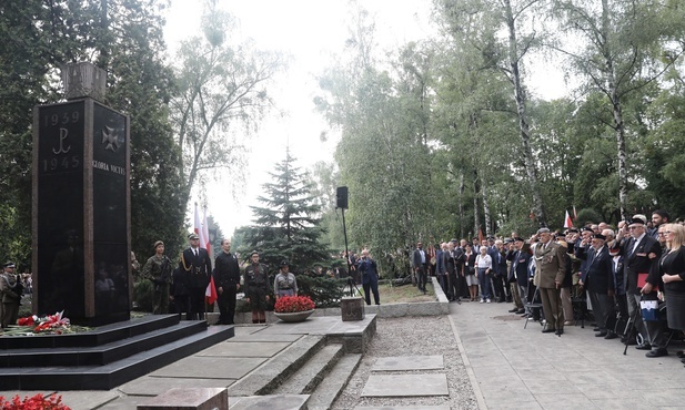 W godzinę "W" oddano hołd powstańcom przed pomnikiem Gloria Victis