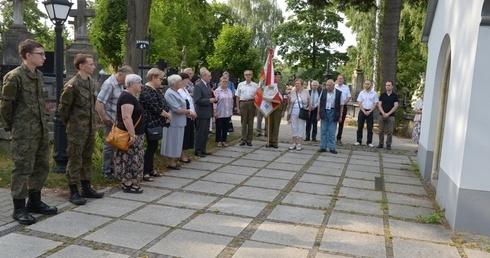 Na modlitwę przy grobie bp. Edwarda Materskiego, uczestnika powstania warszawskiego, w godzinie "W" zaprosił Klub Inteligencji Katolickiej.