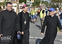 Biskup Adam wraz z ks. Edwardem Dzikiem, proboszczem pieszyckiej parafii, odprowadzili pielgrzymów.