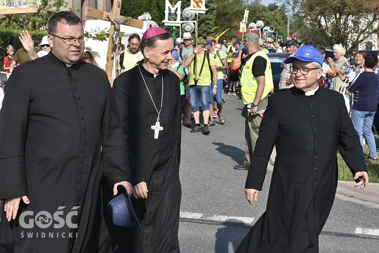 Biskup Adam wraz z ks. Edwardem Dzikiem, proboszczem pieszyckiej parafii, odprowadzili pielgrzymów.