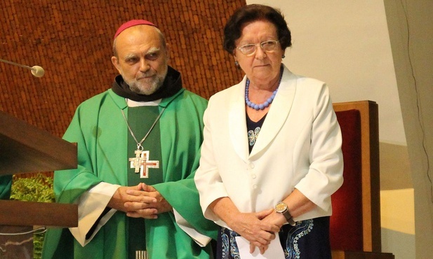 Misjonarze: Zofia Kusy i bp Tadeusz Zbigniew Kusy w bielskim kościele św. Maksymiliana.