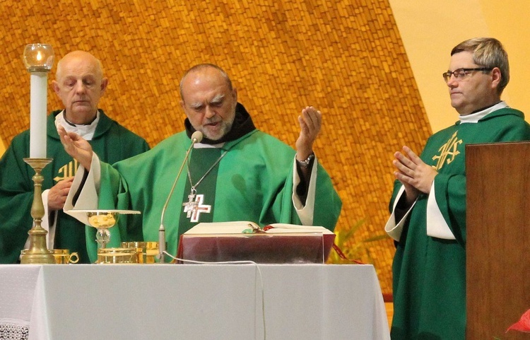 Z bp. Kusym przy ołtarzu stanęli ks. prałat Stanisław Wawrzyńczyk i ks. Janusz Talik.