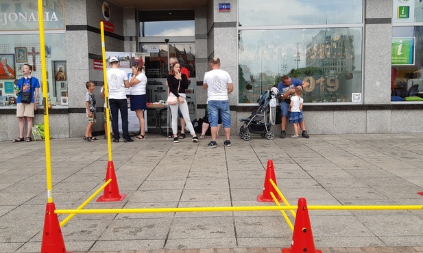 Katowice: jak wygląda życie głuchoniewidomych? Specjalny tor przeszkód na rynku