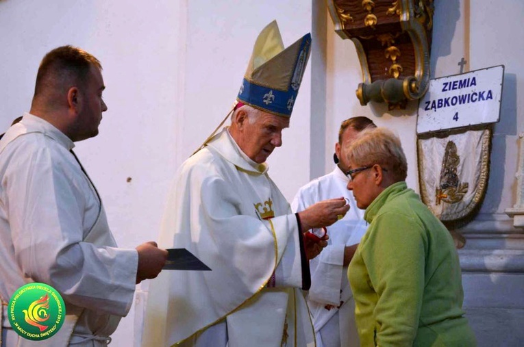 Teresa Nowak odbiera od biskupa diecezjalny pierścień.