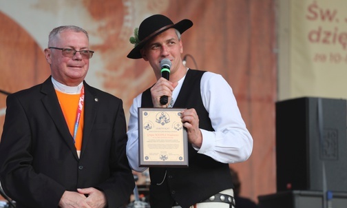 Ks. Andrzej Loranc, proboszcz i kustosz szczyrkowskiego sanktuarium św. Jakuba, wręczał Złote Muszle i podziękowania dla przyjaciół święta