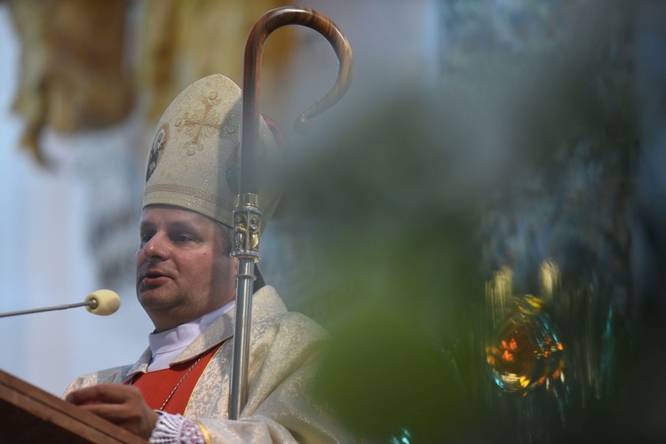 Bp Leszkiewicz wygłasza homilię.