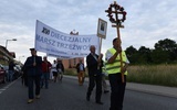 Uczestnicy marszu przed kościołem bł. Karoliny w Tarnowie.