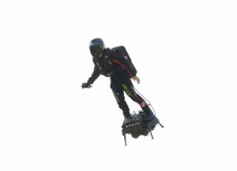 "Latający człowiek" przeleciał nad La Manche na flyboardzie