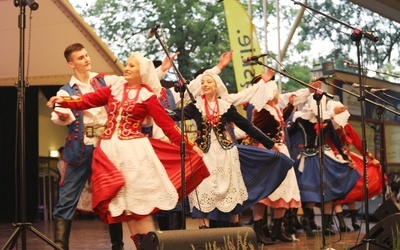 Taneczne popisy zespołów folklorystycznych cieszyły się dużym zainteresowaniem publiczności