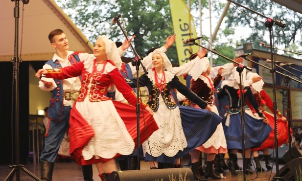 Taneczne popisy zespołów folklorystycznych cieszyły się dużym zainteresowaniem publiczności