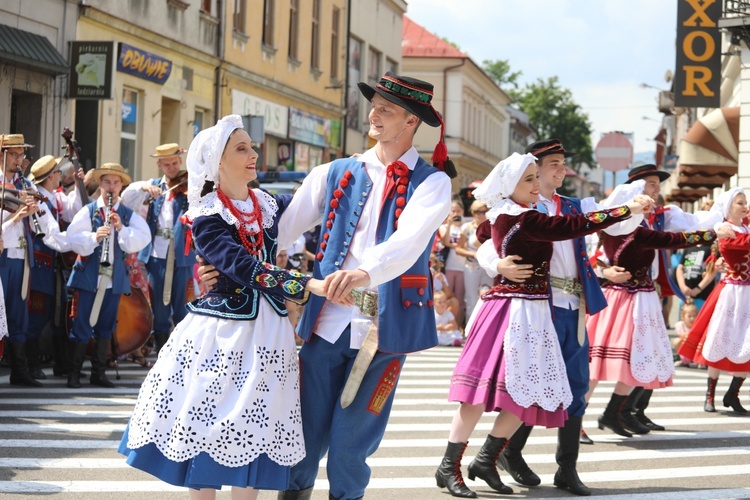 56. Tydzień Kultury Beskidzkiej - korowód na ulicach Żywca - 2019