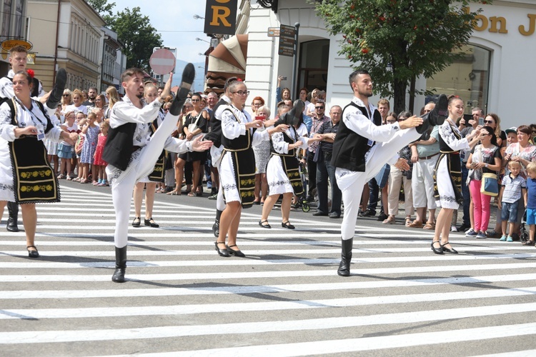 56. Tydzień Kultury Beskidzkiej - korowód na ulicach Żywca - 2019