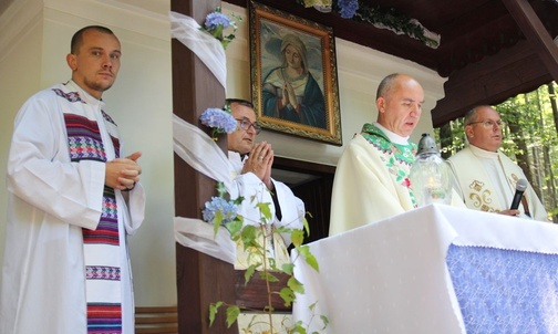 Mszę św. na Trzonce celebrowali - od lewej: ks. Paweł Wawak, ks. Zdzisław Grochal, ks. Wiesław Ostrowski i ks. Jan Franc.