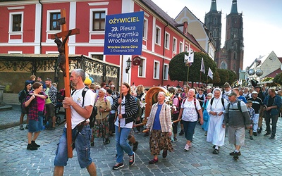 ▲	Pierwsze dni wędrowania przypadły na weekend, dlatego frekwencja podczas wyjścia z Wrocławia była bardzo wysoka.