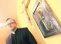 ▲	Ksiądz K. Żmigrodzki nie kryje fascynacji Bożą obecnością w Najświętszym Sakramencie.