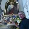 Ksiądz Franciszek Cieśla przy bocznym ołtarzu i relikwiach św. Maksymiliana.