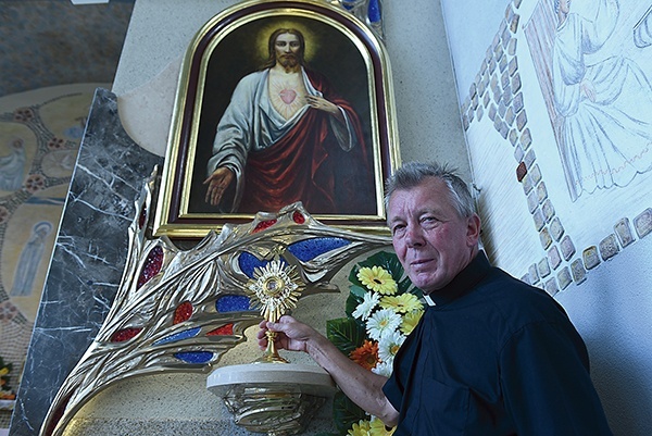 Ksiądz Franciszek Cieśla przy bocznym ołtarzu i relikwiach św. Maksymiliana.