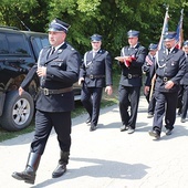 ▲	Przemarsz druhów ochotników podczas gminnego święta.