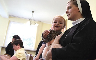 Maluchy i mamy z domu w Lipniku już zaprzyjaźniły się z nowymi siostrami.