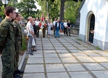 ▲	Na modlitwę przy grobie bp. Materskiego w godzinie „W” zaprosił Klub Inteligencji Katolickiej.