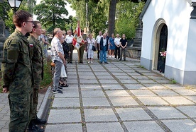 ▲	Na modlitwę przy grobie bp. Materskiego w godzinie „W” zaprosił Klub Inteligencji Katolickiej.