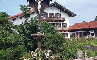 ▲	Krzyż przed pensjonatem w Bawarii.