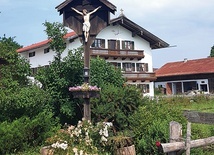 ▲	Krzyż przed pensjonatem w Bawarii.