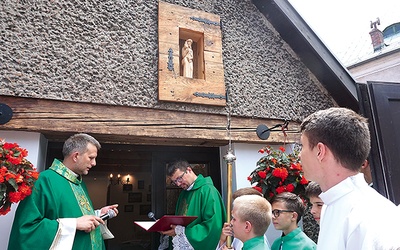 W dniu poświęcenia (od lewej): ks. Sebastian Bensz, proboszcz, i ks. Damian Kubiński, były wikary parafii.