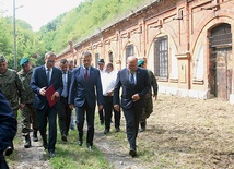 ▲	O wynikach dotychczasowych prac ekshumacyjnych informował Mariusza Błaszczaka Adam Siwek, dyrektor Biura Upamiętniania Walki i Męczeństwa IPN. 