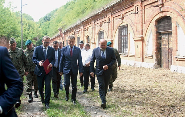 ▲	O wynikach dotychczasowych prac ekshumacyjnych informował Mariusza Błaszczaka Adam Siwek, dyrektor Biura Upamiętniania Walki i Męczeństwa IPN. 