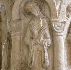 Kamienna ilustracja jednej z cnót, pokory z kościoła w Strzelnie
