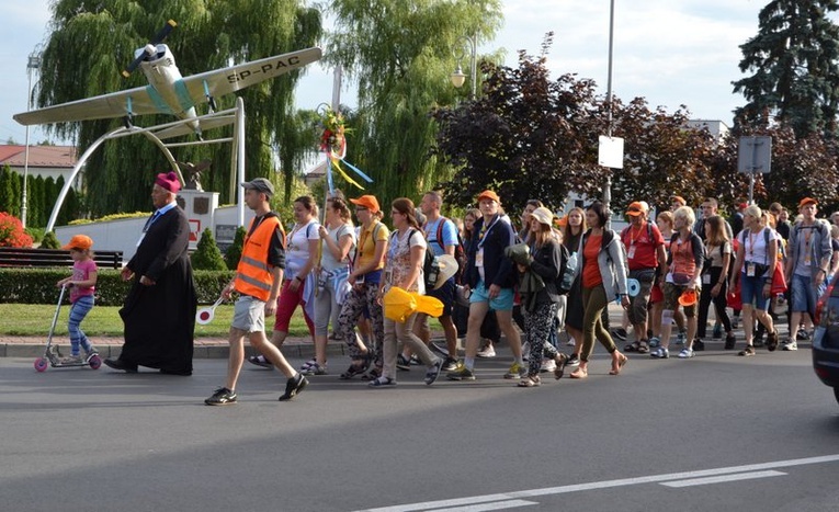 Kilkaset porcji grochówki dla pielgrzymów