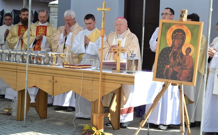 Kilkaset porcji grochówki dla pielgrzymów