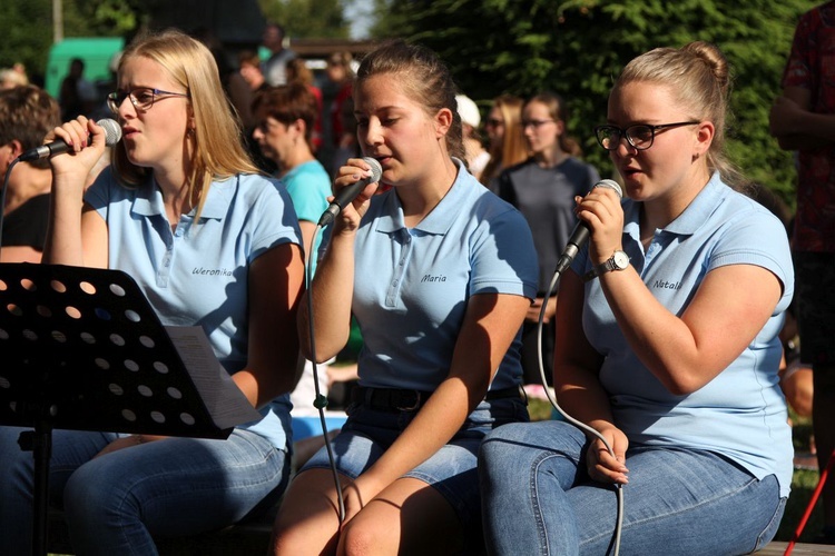 Wokalistki zespołu Betania ze Starej Wsi poprowadziły śpiew podczas Mszy św. w Hałcnowie.