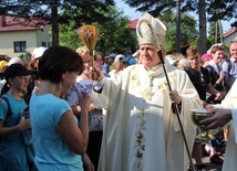 Bp Piotr Greger pożegnał w Hałcnowie jasnogórskich pielgrzymów.