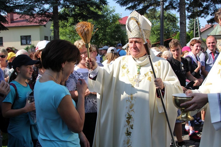Bp Piotr Greger pożegnał w Hałcnowie jasnogórskich pielgrzymów.