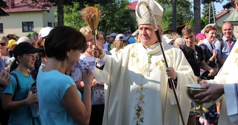 Bp Piotr Greger pożegnał w Hałcnowie jasnogórskich pielgrzymów.