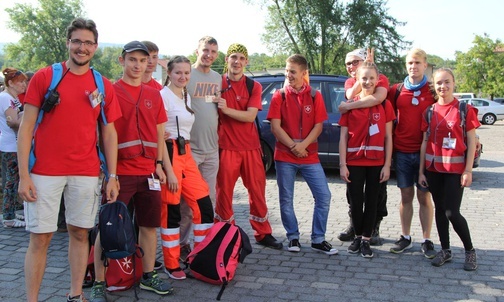 Z pielgrzymami idą także maltańczycy z bielskego oddziału Maltańskiej Służby Medycznej.