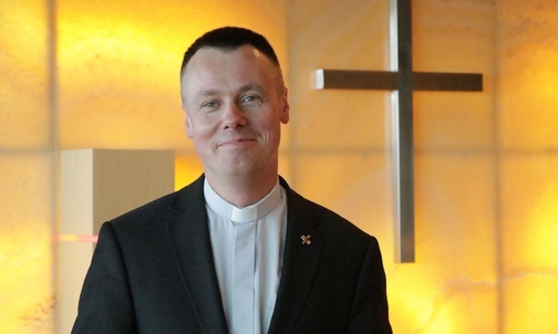 - W porcie lotniczym w Gdańsku dwukrotnie był papież Jan Paweł II. Dla upamiętnienia tamtych wydarzeń ustanowiony został patronem lotniskowej kaplicy - mówi ks. Szerszeń.