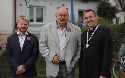 Wójt gminy Maków Jerzy Stankiewicz niechętnie odprowadzał pielgrzymów w dalszą trasę. - Moglibyście zostać trochę dłużej, czekamy na was! - mówił do pielgrzymów.