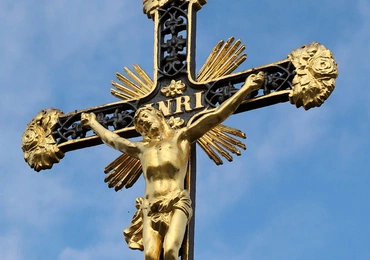 Krzyż przed kościołem pw. świętego Benona z Miśni. Krzyże stoją zresztą nie tylko przed świątyniami, ale i przed każdym łużyckim domem.