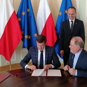 Warszawa, Ministerstwo Sportu i Turystyki. Podpisanie porozumienia.