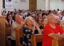 Drugi dzień wędrówki kończy wieczór uwielbienia w kościele parafialnym w Wysokienicach.