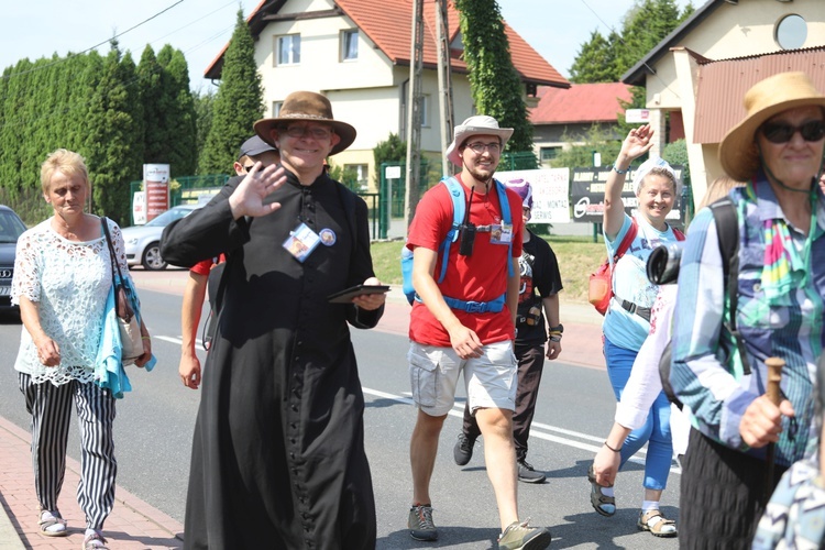 Pielgrzymi hałcnowscy na trasie - w Pisarzowicach - 2019