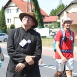 Pielgrzymi hałcnowscy na trasie - w Pisarzowicach - 2019