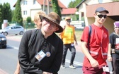 Pielgrzymi hałcnowscy na trasie - w Pisarzowicach - 2019