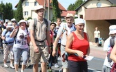 Pielgrzymi hałcnowscy na trasie - w Pisarzowicach - 2019