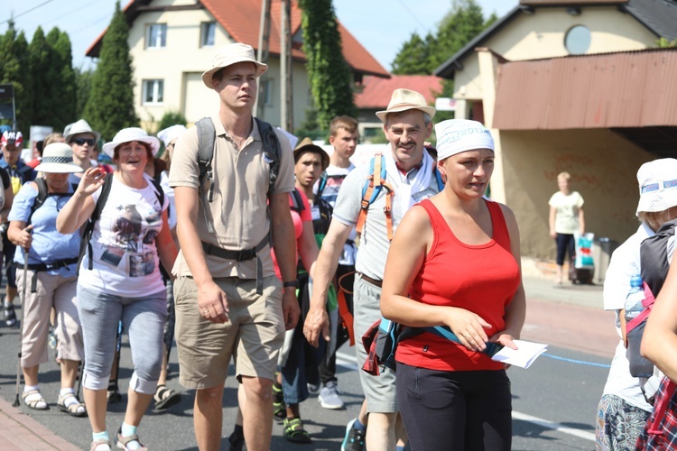 Pielgrzymi hałcnowscy na trasie - w Pisarzowicach - 2019