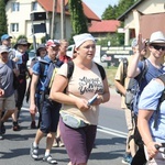 Pielgrzymi hałcnowscy na trasie - w Pisarzowicach - 2019